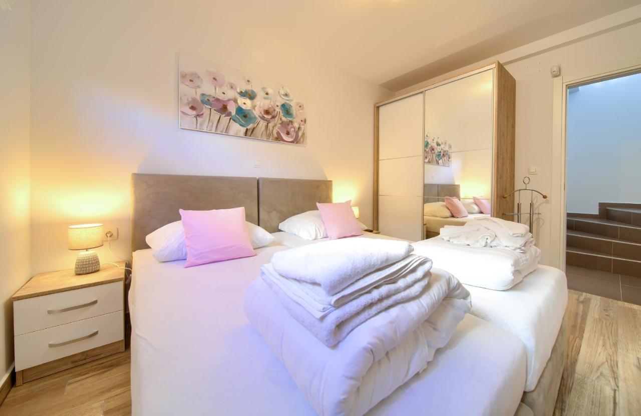 Villa Solis Lacus Modern Apartment - Private Heated Pool - Smart Tv Sky X - Free Parking Njivice Esterno foto