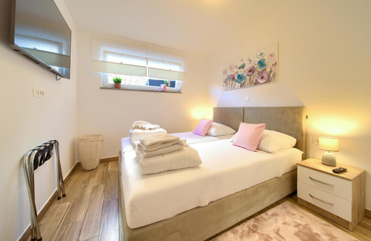 Villa Solis Lacus Modern Apartment - Private Heated Pool - Smart Tv Sky X - Free Parking Njivice Esterno foto