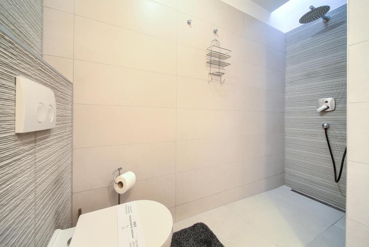 Villa Solis Lacus Modern Apartment - Private Heated Pool - Smart Tv Sky X - Free Parking Njivice Esterno foto