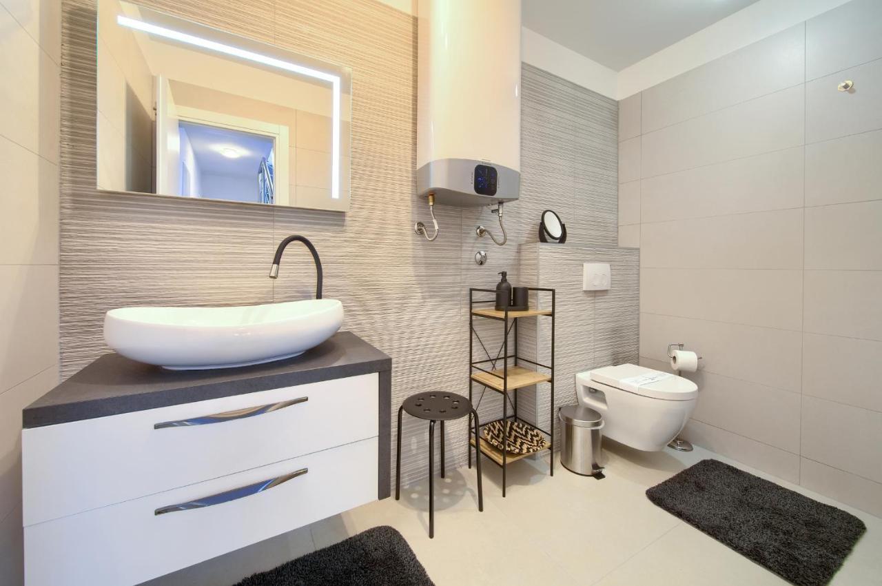 Villa Solis Lacus Modern Apartment - Private Heated Pool - Smart Tv Sky X - Free Parking Njivice Esterno foto