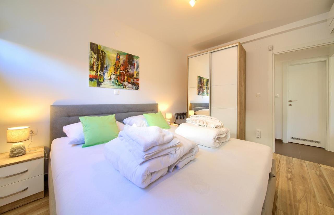 Villa Solis Lacus Modern Apartment - Private Heated Pool - Smart Tv Sky X - Free Parking Njivice Esterno foto